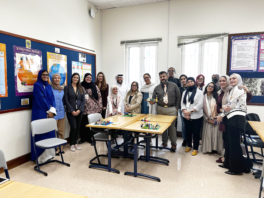 Maker Majlis and Earthna team members with participants at the workshop. 