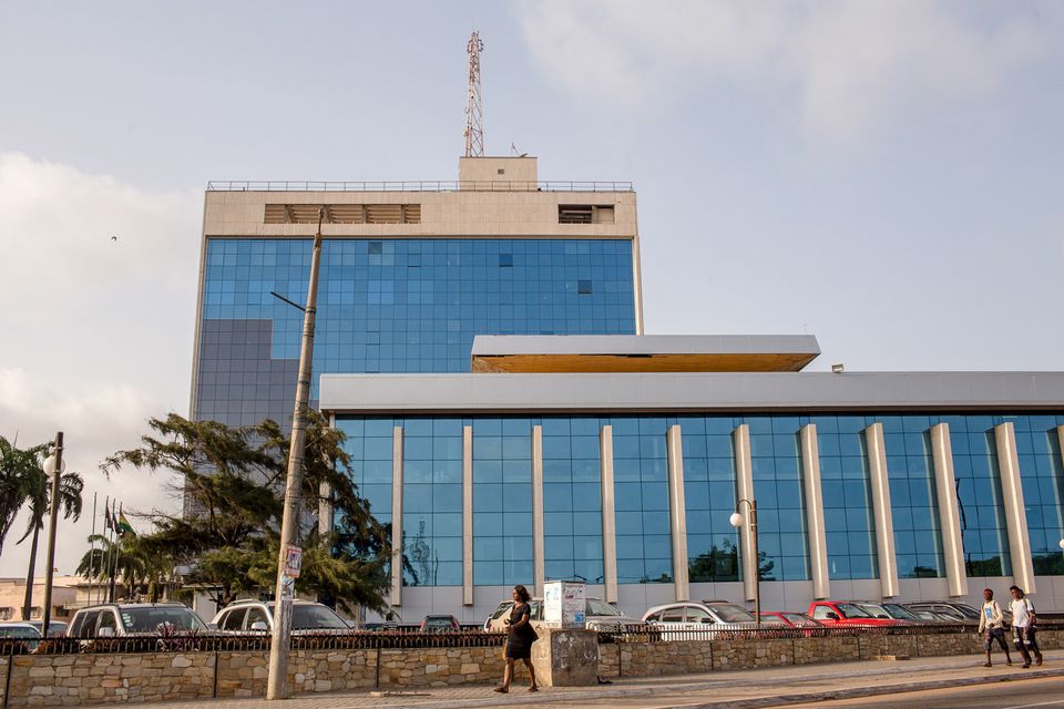 Pedestrians walk in front of Ghana's central bank building in Accra, Ghana, on November 16, 2015.  File Photo / Reuters