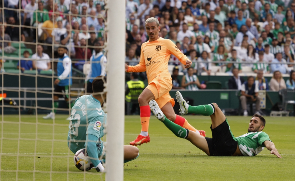 Atletico Madrid's Antoine Griezmann scores their second goal during the La Liga match against Real Betis at Estadio Benito Villamarin, Seville, Spain, on October 23, 2022.  REUTERS/Marcelo Del Pozo