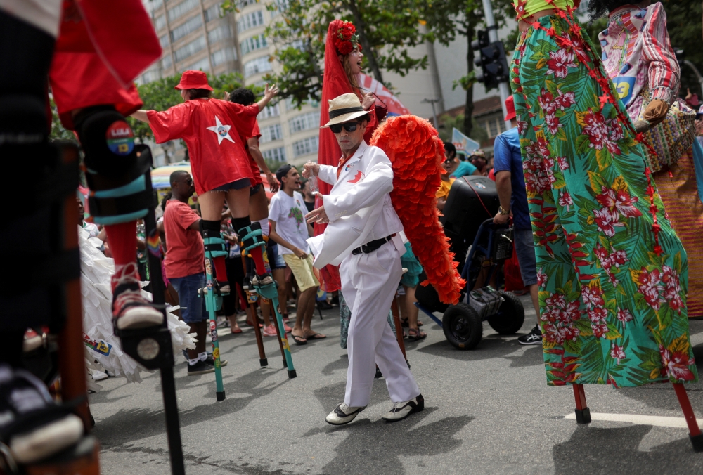 Revellers take part in a parade of Carnival block parties in support of former Brazilian President and current candidate in the presidential election Luiz Inacio Lula da Silva in Rio de Janeiro, Brazil, on October 23, 2022. REUTERS/Ricardo Moraes