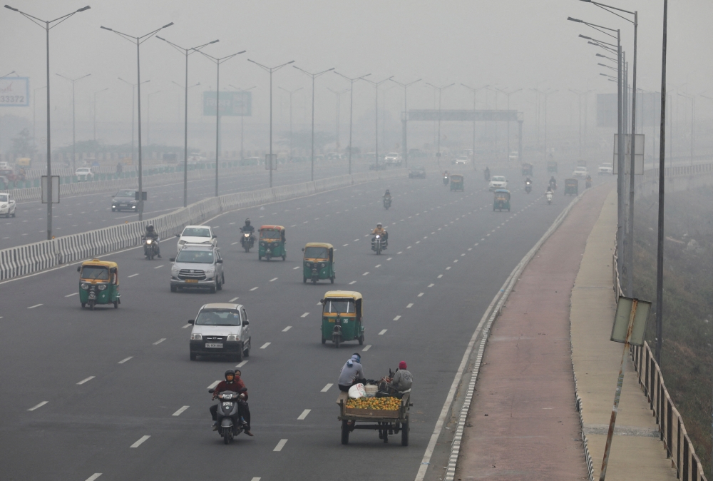 Vehicles are seen on a highway on a smoggy morning in New Delhi, India, December 2, 2021. REUTERS/Anushree Fadnavis/File Photo