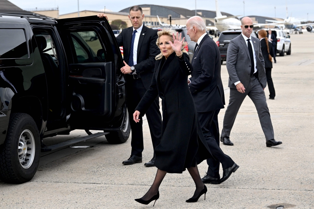 US President Joe Biden and US First Lady Jill Biden walk to their vehicle after disembarking Air Force One at Joint Base Andrews in Maryland on October 31, 2022.  (Photo by Mandel NGAN / AFP)