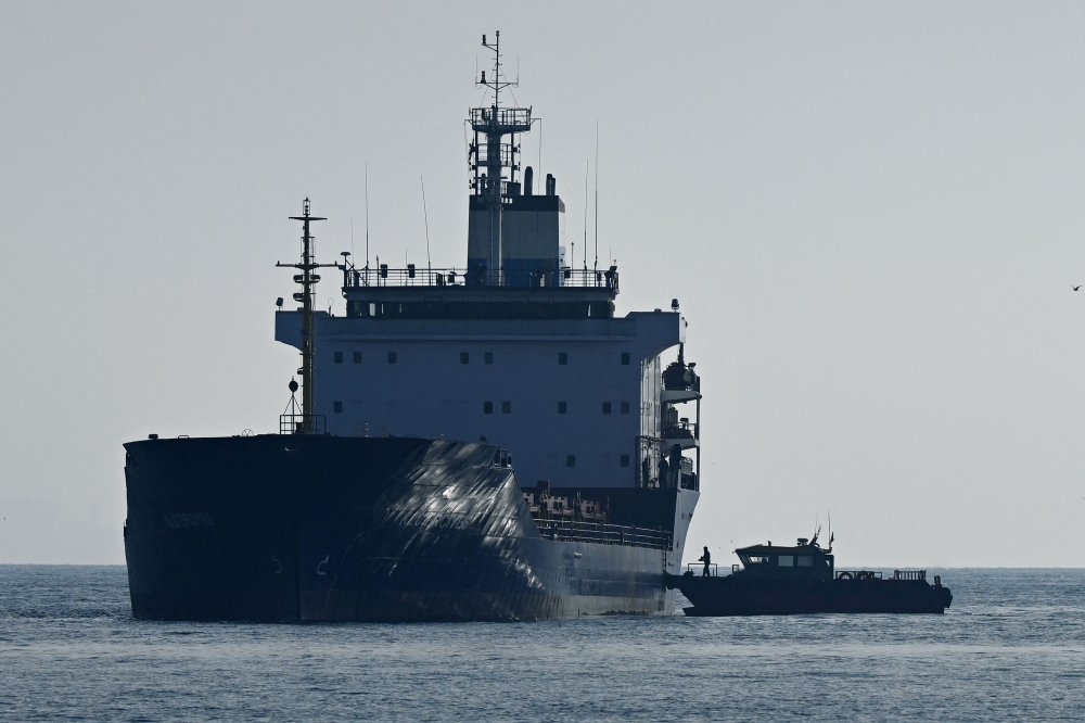 A photograph taken on October 31, 2022 shows a cargo ship loaded with grain being inspected in the anchorage area of the southern entrance to the Bosphorus in Istanbul. Photo by Ozan Kose / AFP
 