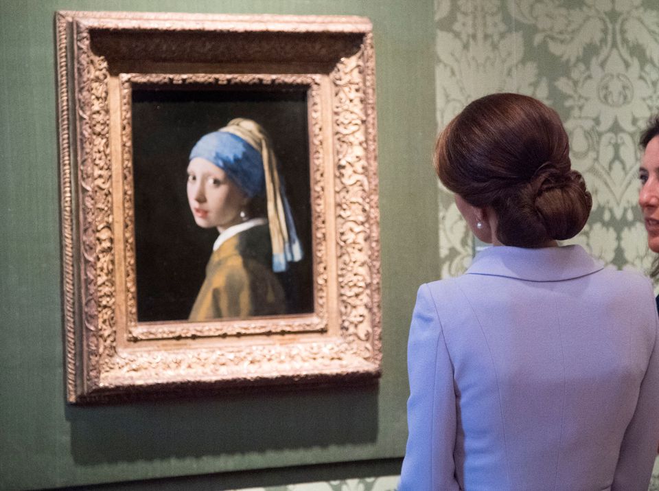 Britain's Kate, the Duchess of Cambridge views Girl with a Pearl Earring by Johannes Vermeer during a visit to the Mauritshuis in The Hague, Netherlands, on October 11, 2016.  File Photo / Reuters