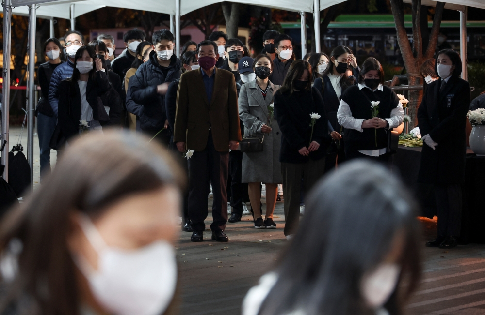 People visit a group memorial for the victims of the crowd crush that happened during Halloween festivities, at Seoul City Hall Plaza in Seoul, South Korea, November 3, 2022. REUTERS/Kim Hong-Ji