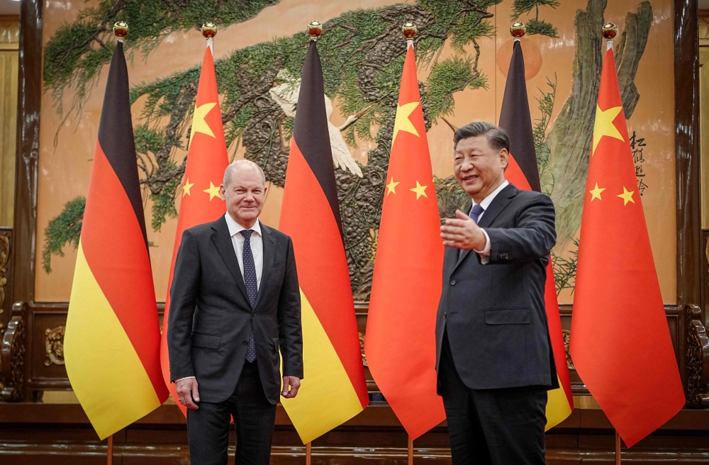 Chinese President Xi Jinping (right) welcomes German Chancellor Olaf Scholz at the Great Hall of the People in Beijing on November 4, 2022. (AFP/Kay Nietfeld)
