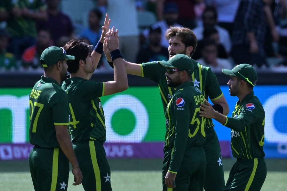 Pakistan's Shaheen Shah Afridi (C) celebrates his wicket of Bangladesh's Taskin Ahmed with teammates at Adelaide Oval on November 6, 2022. Photo by Brenton Edwards / AFP