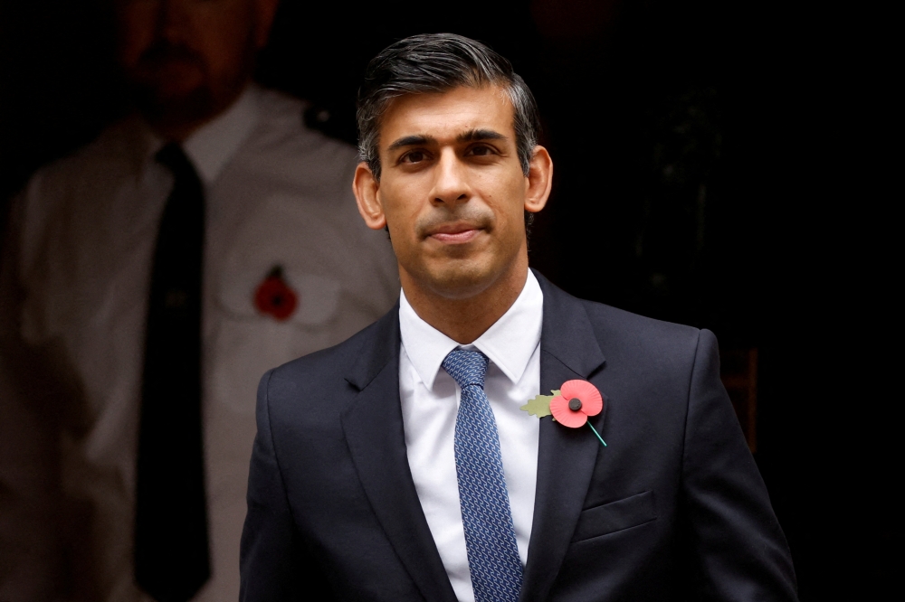 British Prime Minister Rishi Sunak walks outside Number 10 Downing Street in London, Britain, November 2, 2022. REUTERS/John Sibley