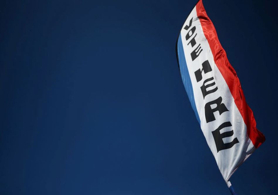 A 'vote here' sign is seen outside a voting station on the day of the 2020 US presidential election in Arlington, Virginia, US, November 3, 2020. (REUTERS/Hannah McKay)