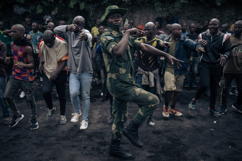 A Congolese soldier leads a session to enroll new recruits into the army to go to the front against the M23 (March 23 Movement) rebellion, in Goma, on November 7, 2022. (AFP/Alexis Huguet)

