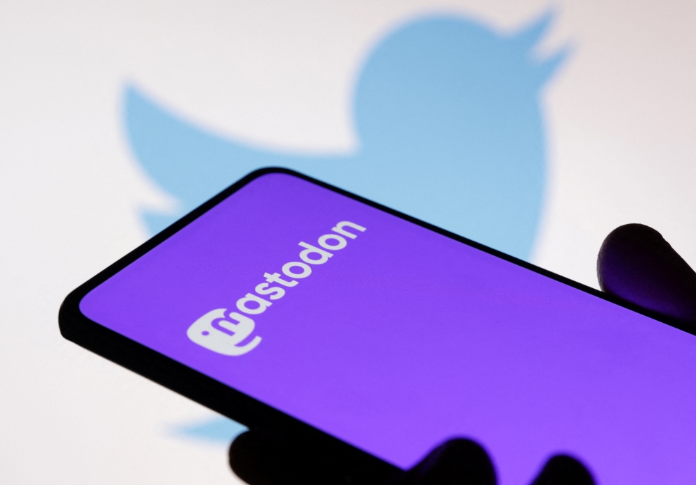Twitter and Mastodon logos are seen in this illustration taken on November 7, 2022. REUTERS/Dado Ruvic/Illustration