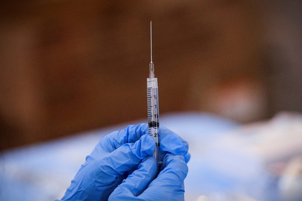 A syringe is filled with a dose of Covid-19 vaccine at a pop-up community vaccination center at the Gateway World Christian Center in Valley Stream, New York, US, February 23, 2021. (REUTERS/Brendan McDermid)