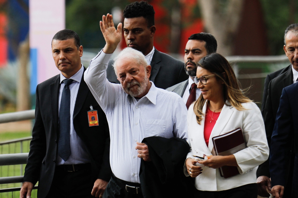 Brazilian President-elect Luiz Inacio Lula da Silva leaves the Centro Cultural do Banco do Brasil after a meeting with politicians from the transition teams in Brasilia, on November 10, 2022.  (Photo by Sergio Lima / AFP)
