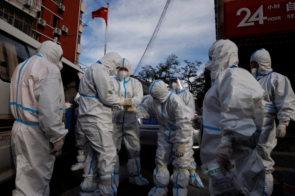 Pandemic prevention workers in protective suits prepare to enter an apartment compound that was placed under lockdown as outbreaks of the coronavirus disease (COVID-19) continue in Beijing, China, November 12, 2022. REUTERS/Thomas Peter