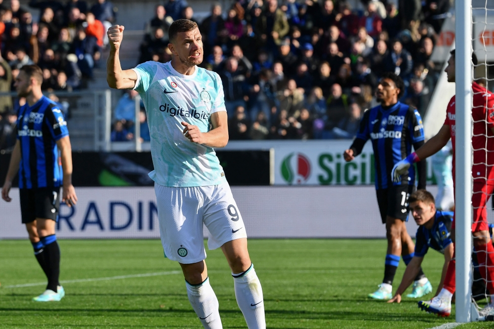 Inter Milan's Bosnian forward Edin Dzeko celebrtaes after scoring his side's second goal during the Italian Serie A football match between Atalanta and Inter on November 13, 2022 at the Atleti Azzurri d'Italia stadium in Bergamo. (Photo by Isabella BONOTTO / AFP)