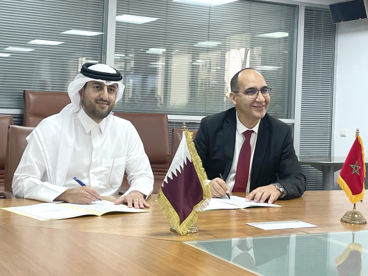 Director of the Department of International Cooperation and Trade Agreements at the Qatari Ministry of Commerce and Industry, Saleh Abdullah Al Mana and Director General of Trade at the Moroccan Ministry of Industry and Trade, Abdelouahed Rahal during the signing of agreement.