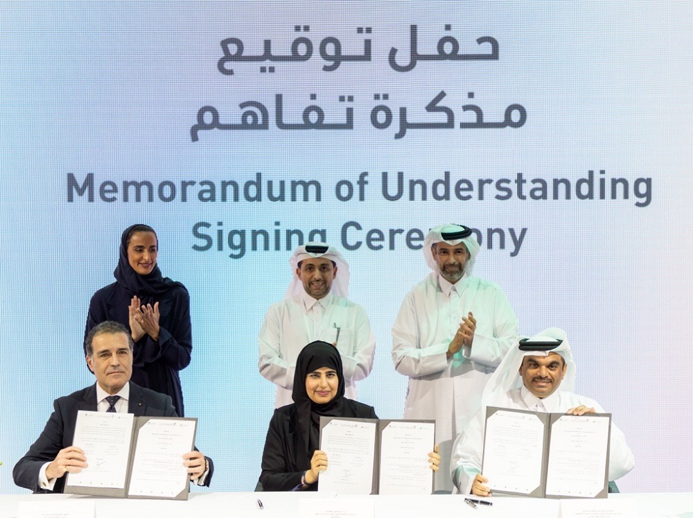 Minister of Environment and Climate Change H E Sheikh Dr. Faleh bin Nasser bin Ahmed bin Ali Al Thani (first right back row);Vice-Chairperson and CEO of Qatar Foundation H E Sheikha Hind bint Hamad Al Thani (first left) and President of Qatar University Dr. Hassan Al Derham (centre) witnessing the signing ceremony.  Assistant Undersecretary for Protection Affairs and Natural Reserves at MoECC Dr. Ibrahim Al Maslamani (first row right), Professor Mariam Al Ali Al Maadeed, Vice-President for Research and Graduate Studies at Qatar University (centre) and Executive Director of Earthna Dr. Gonzalo Castro de la Mata (first left) during the signing of the agreement.