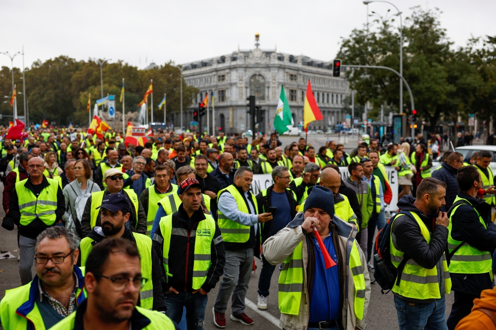 Spanish truckers and farmers march to protest over working conditions and fair prices in Madrid, Spain, November 14,2022. REUTERS/Susana Vera