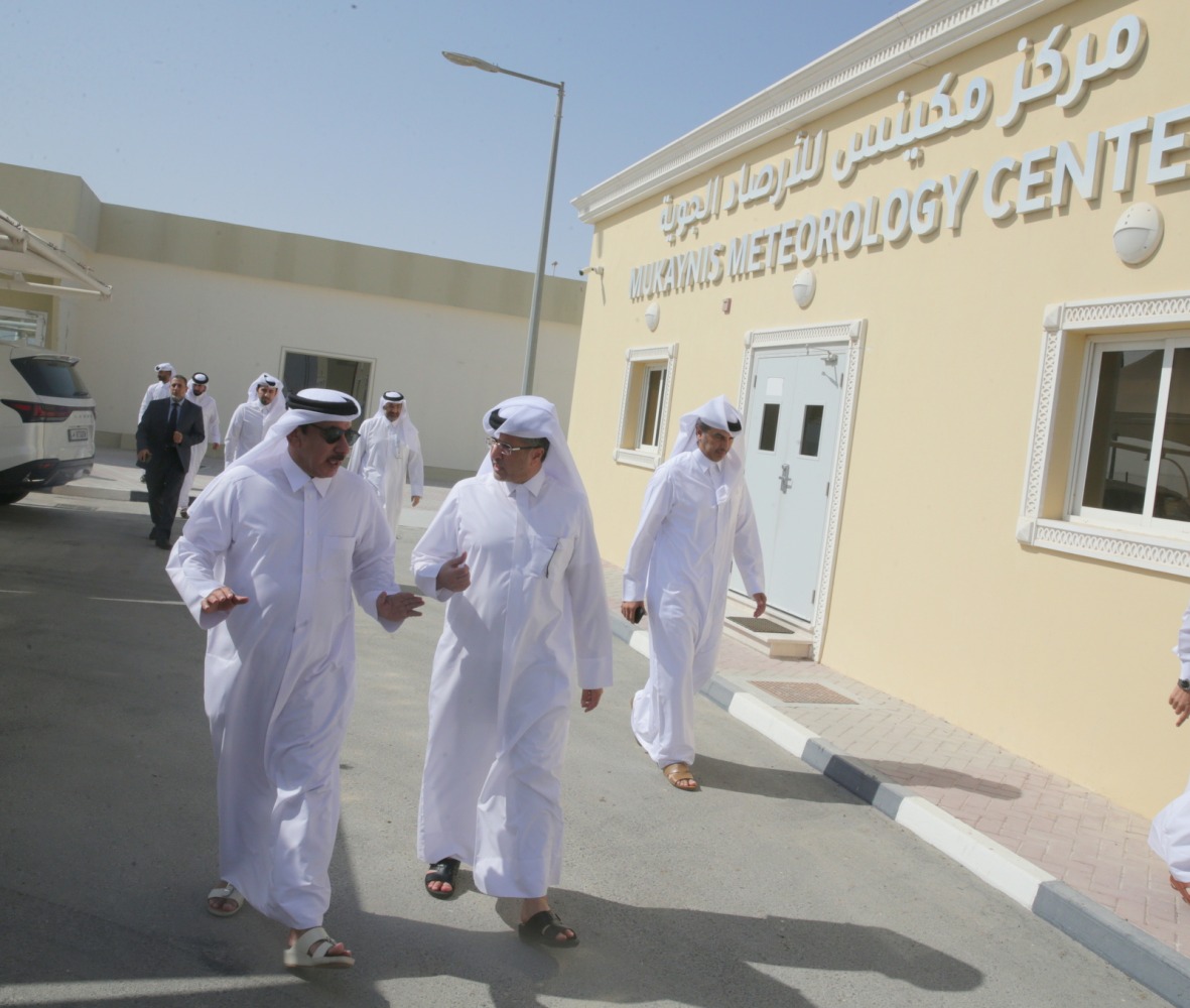 Minister of Transport H E Jassim Saif Ahmed Al Sulaiti visiting the Mukaynis Meteorology Center, yesterday.