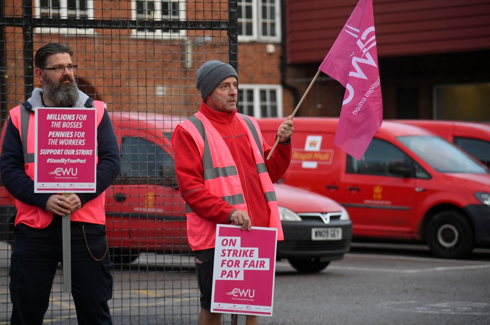 Royal Mail workers strike outside of the Richmond Delivery Office in London, Britain, November 24, 2022. REUTERS/Toby Melville