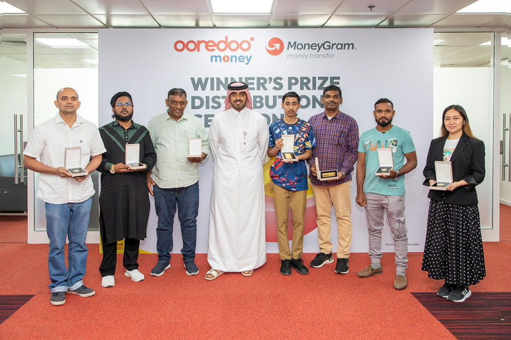 Sheikh Nasser bin Hamad bin Nasser Al Thani, Chief Commercial Officer, Ooredoo Qatar with winners during a prize distribution ceremony.