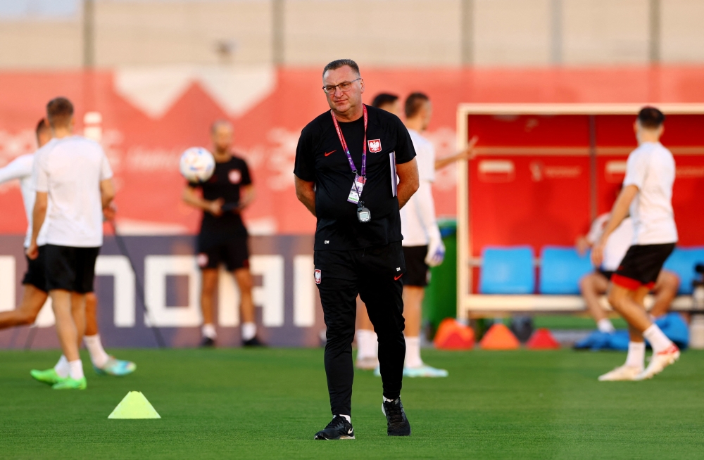 Poland coach Czeslaw Michniewicz during training at the Al Kharaitiyat SC Training Facilities, Umm Salal, Qatar, on December 3, 2022.  REUTERS/Bernadett Szabo