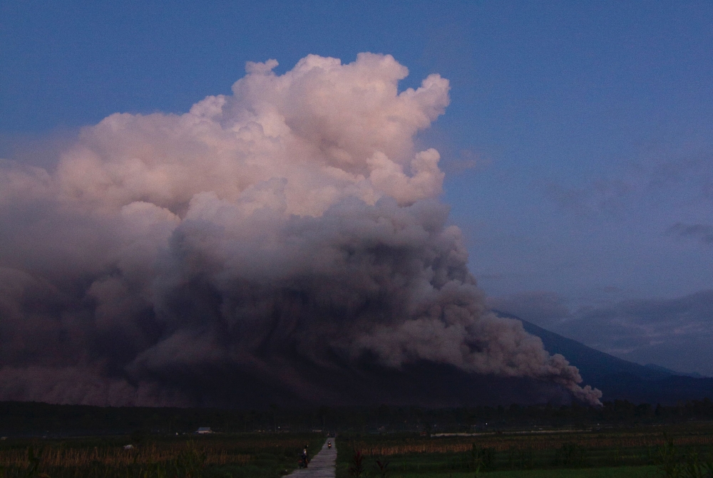 Mount Semeru spews smoke and ash in Lumajang on December 4, 2022. (Photo by Agus Harianto / AFP)