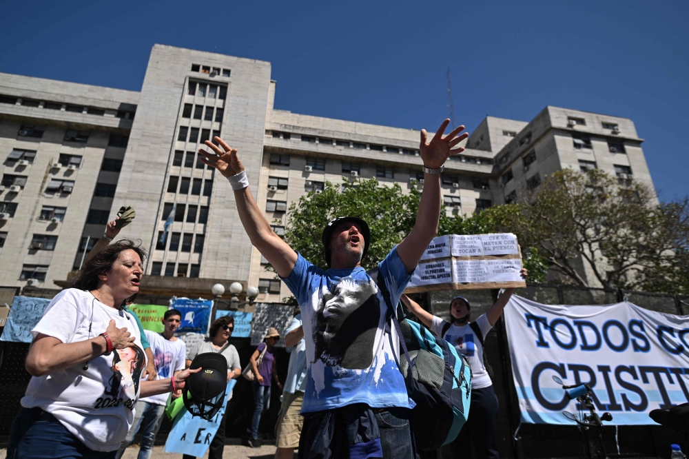 Supporters of Argentina's Vice-President Cristina Fernandez de Kirchner shout slogans outside the Courthouse Comodoro Py in Buenos Aires on December 6, 2022.   (Photo by Luis ROBAYO / AFP)