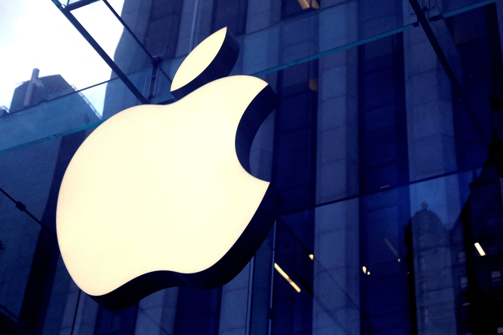 The Apple Inc. logo is seen hanging at the entrance to the Apple store on 5th Avenue in Manhattan, New York, US, October 16, 2019.  File Photo / Reuters
