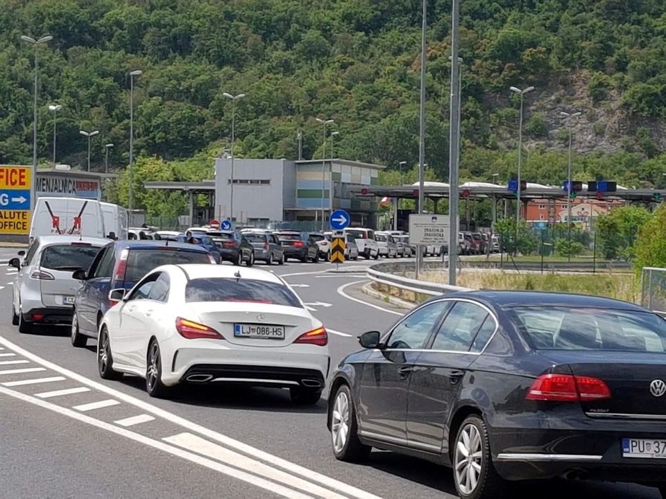 Cars queue at the Slovenia-Croatia border in Dragonja, Slovenia, on May 15, 2020.  File Photo / Reuters
