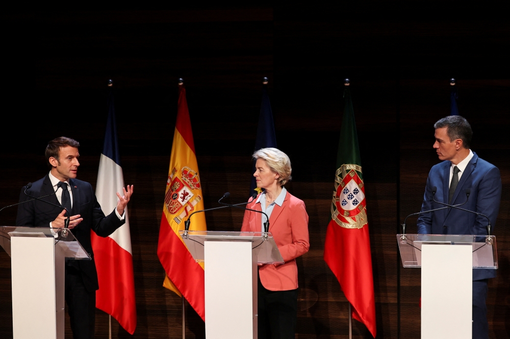 Spain's Prime Minister Pedro Sanchez, French President Emmanuel Macron and President of the European Commission Ursula von der Leyen attend a news conference at the end of the Green Hydrogen Corridor Summit Barcelona-Marseille (H2MED), an annex event to the IX Euro-Mediterranean Summit (EU-MED9), in Alicante, Spain, on December 9, 2022. REUTERS/Violeta Santos Moura