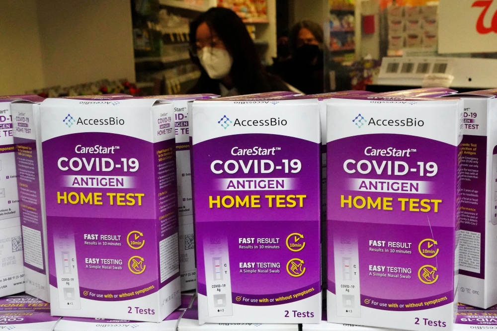 Covid-19 home test kits are pictured in a store window during the coronavirus disease (Covid-19) pandemic in the Manhattan borough of New York City, New York, US, January 19, 2022. (REUTERS/Carlo Allegri)