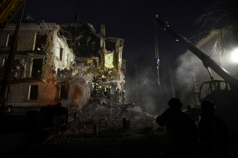 Rescuers work at the site of a residential building damaged by a Russian missile, amid Russia's attack on Ukraine, in Kryvyi Rih, Ukraine, December 16, 2022. (REUTERS/Mykola Synelnykov) 