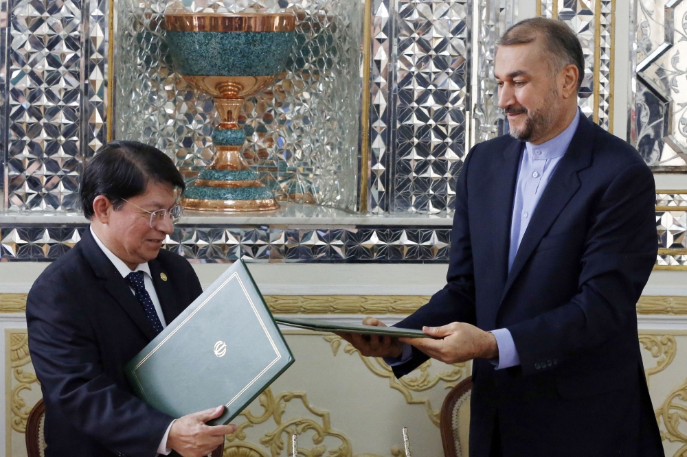 Iranian Foreign Minister Hossein Amir-Abdoulahian and his Nicaraguan counterpart Denis Ronaldo Moncada Colindres (L) pose for a picture after signing a bilateral agreement at the offices of the foreign ministry in Tehran on December 18, 2022. (Photo by AFP)