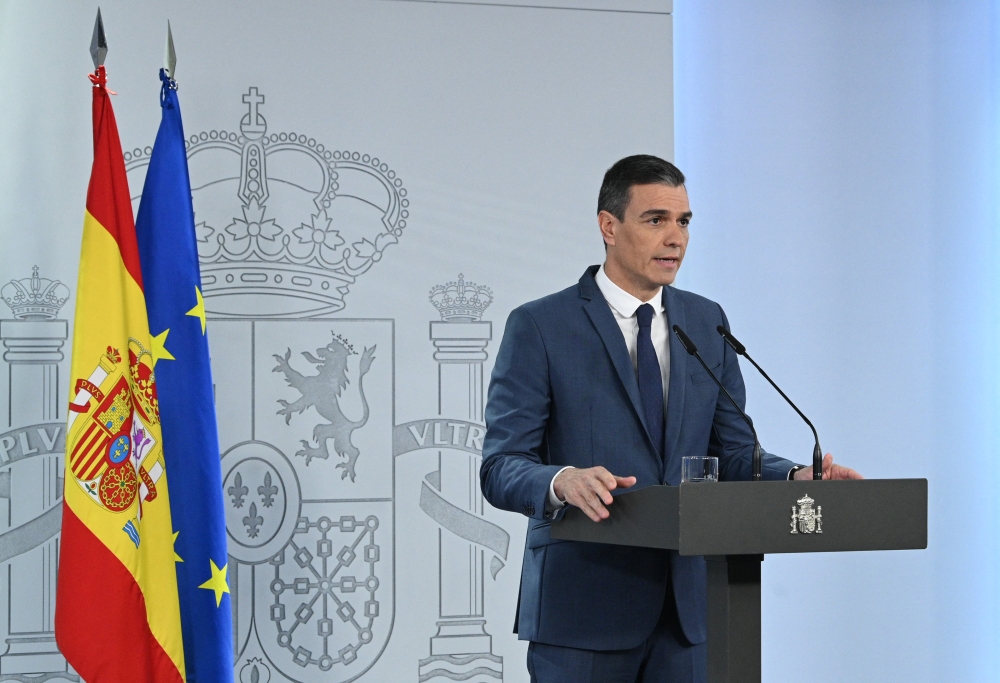 In this handout image released by La Moncloa on December 20, 2022, Spanish Prime Minister Pedro Sanchez gives an institutional statement in Madrid.  (Photo by Borja Puig de la Bellacasa / LA MONCLOA / AFP)