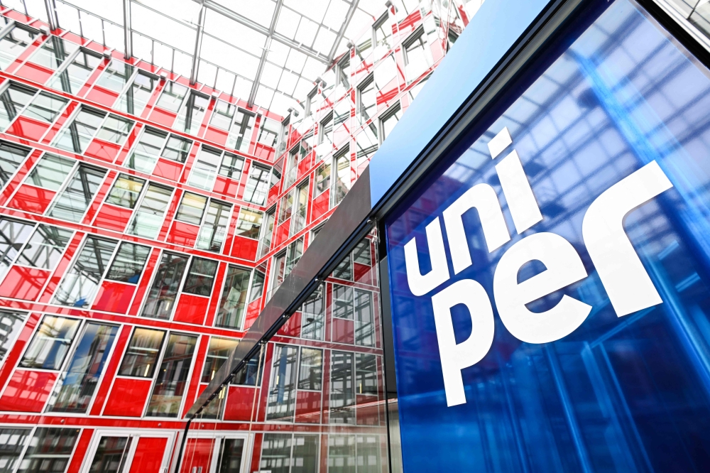 This file photo taken on July 22, 2022 shows the logo of energy supplier Uniper in the entrance hall at the company's headquarters in Duesseldorf, western Germany. (Photo by Ina Fassbender / AFP)