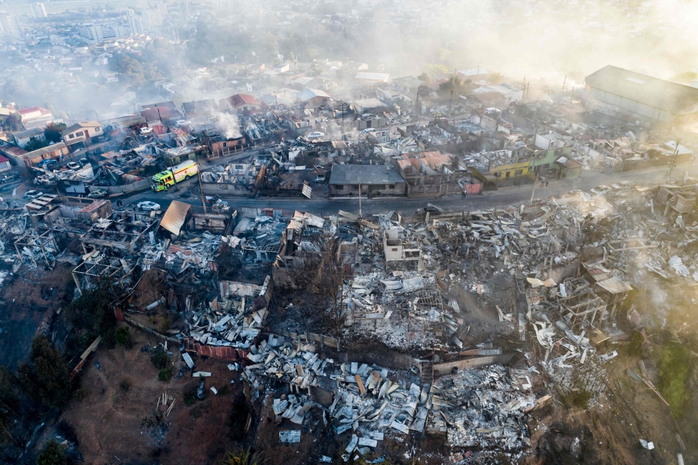Aerial view of houses destroyed by a forest fire that affected the hills of Vina del Mar, in the Valparaiso region, Chile, on December 23, 2022. (Photo by Javier Torres / AFP)