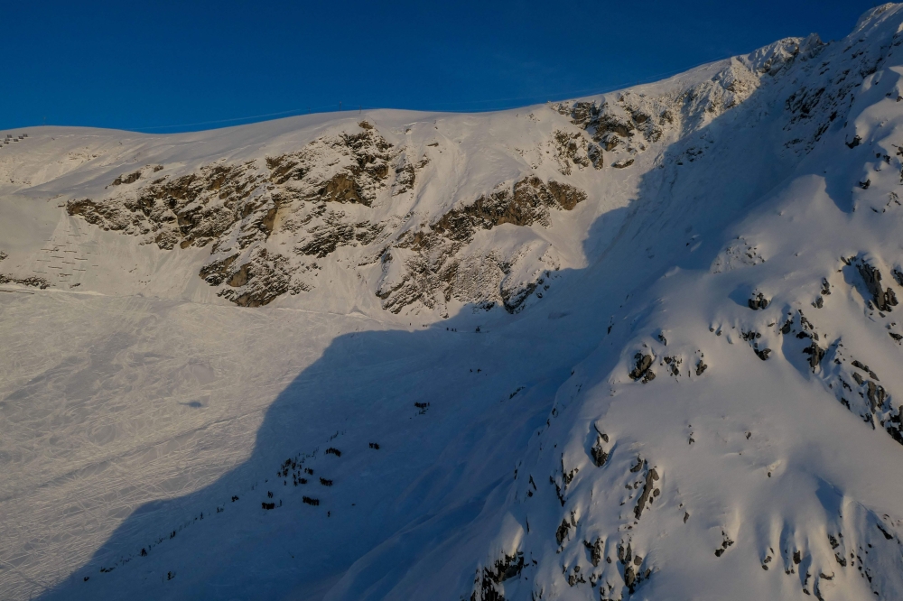 Rescuers works on the mountain where an avalanche allegedly caused an accident with skiers in Zurs, eastern Austria, on December 25, 2022. (Photo by Daniel LIEBL / APA / AFP) / Austria OUT
