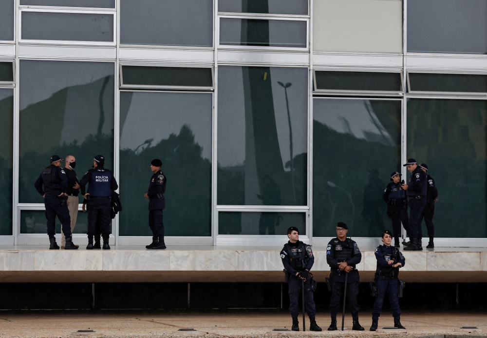 Police officers stand guard as indigenous people (not pictured) supporting President Jair Bolsonaro protest in front of the Supreme Court, in Brasilia, Brazil, December 25, 2022. (REUTERS/Ueslei Marcelino)