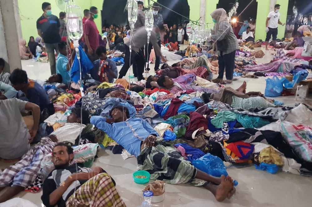 Rohingya refugees receive medical treatment after they arrived at the Meunasah Ujong Pie village, in Pidie, Aceh province, Indonesia, on December 26, 2022. REUTERS/Hidayatullah Tahjuddin 