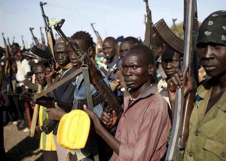 Jikany Nuer White Army fighters holds their weapons in Upper Nile State, South Sudan February 10, 2014. File Photo / Reuters