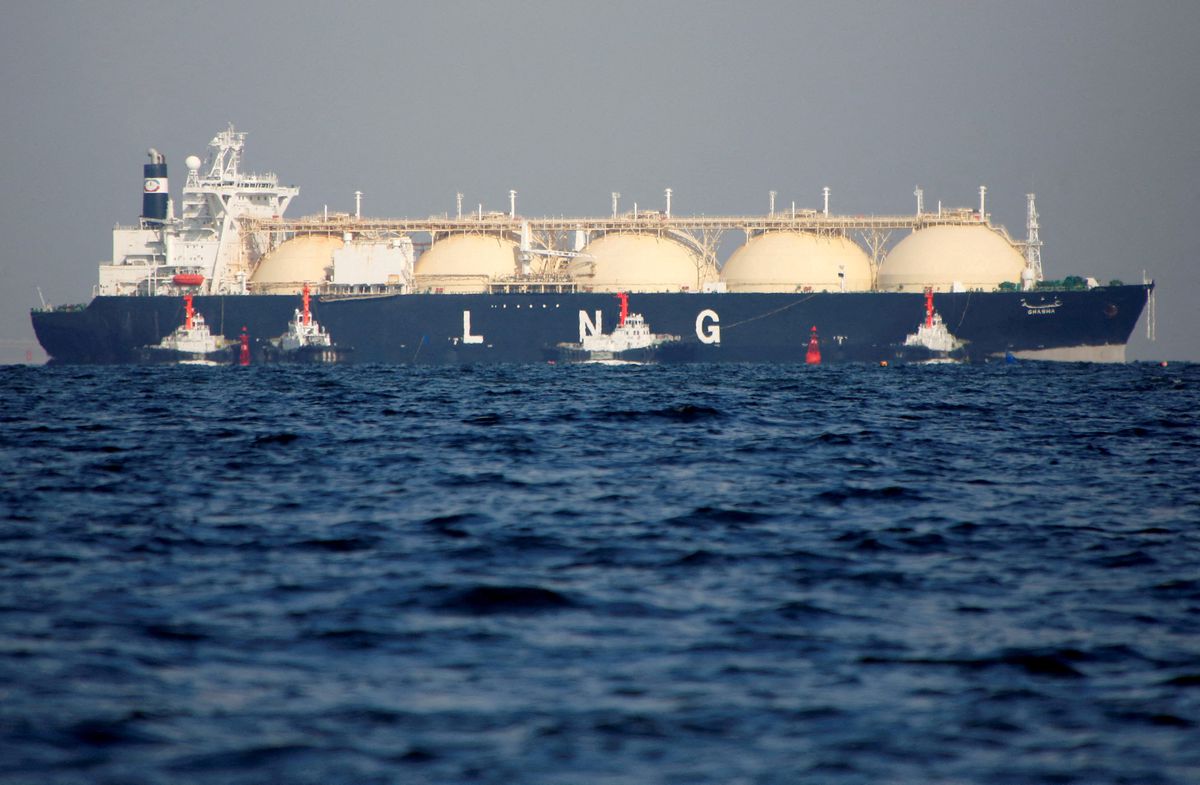 File Photo: A liquefied natural gas (LNG) tanker is tugged towards a thermal power station in Futtsu, east of Tokyo, Japan, November 13, 2017. (REUTERS/Issei Kato)