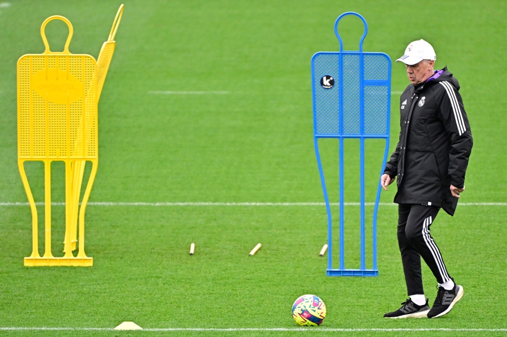 Real Madrid's Italian coach Carlo Ancelotti heads a training session at the Ciudad Real Madrid training complex in Valdebebas, outskirts of Madrid, on December 29, 2022, on the eve of their Spanish League football match against Real Valladolid FC. (Photo by Javier Soriano / AFP)