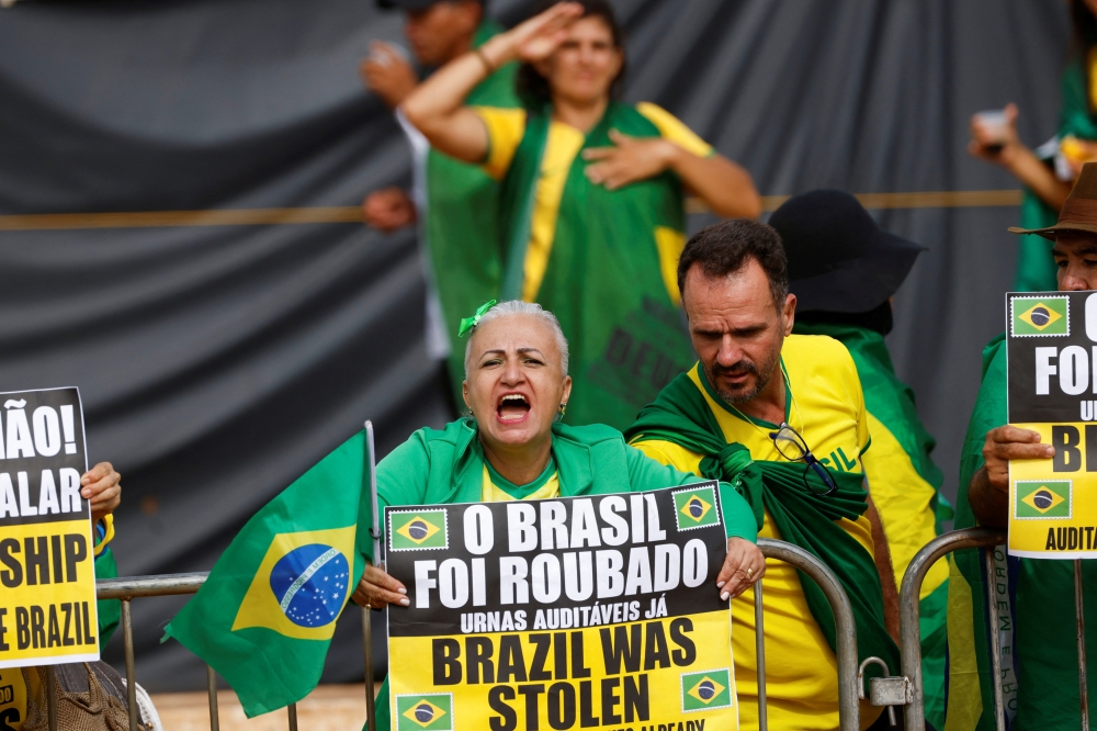 Supporters of Brazil's President Jair Bolsonaro react in front of the the Army Headquarters during a protest in Brasilia, Brazil, December 29, 2022. (REUTERS/Adriano Machado)