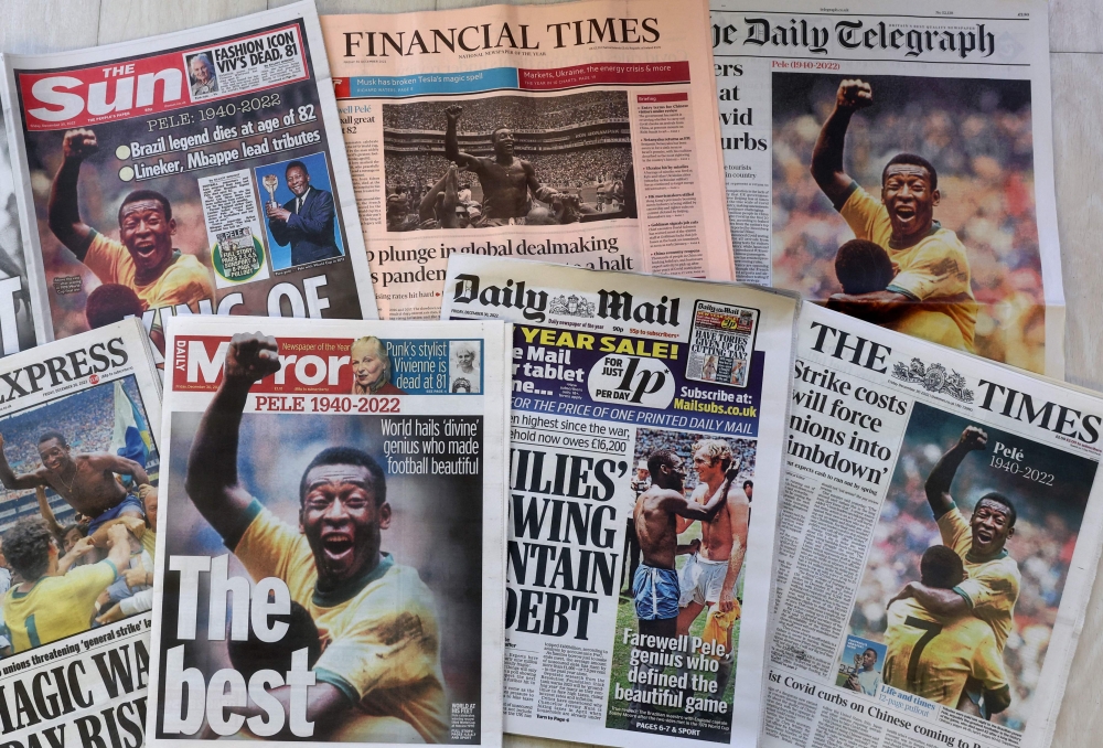 An arrangement of UK daily newspaper front pages photographed as an illustration in London on December 30, 2022, shows headlines reporting on the death of Brazilian football legend Pele, who died on December 29, 2022. Photo by ISABEL INFANTES / AFP)