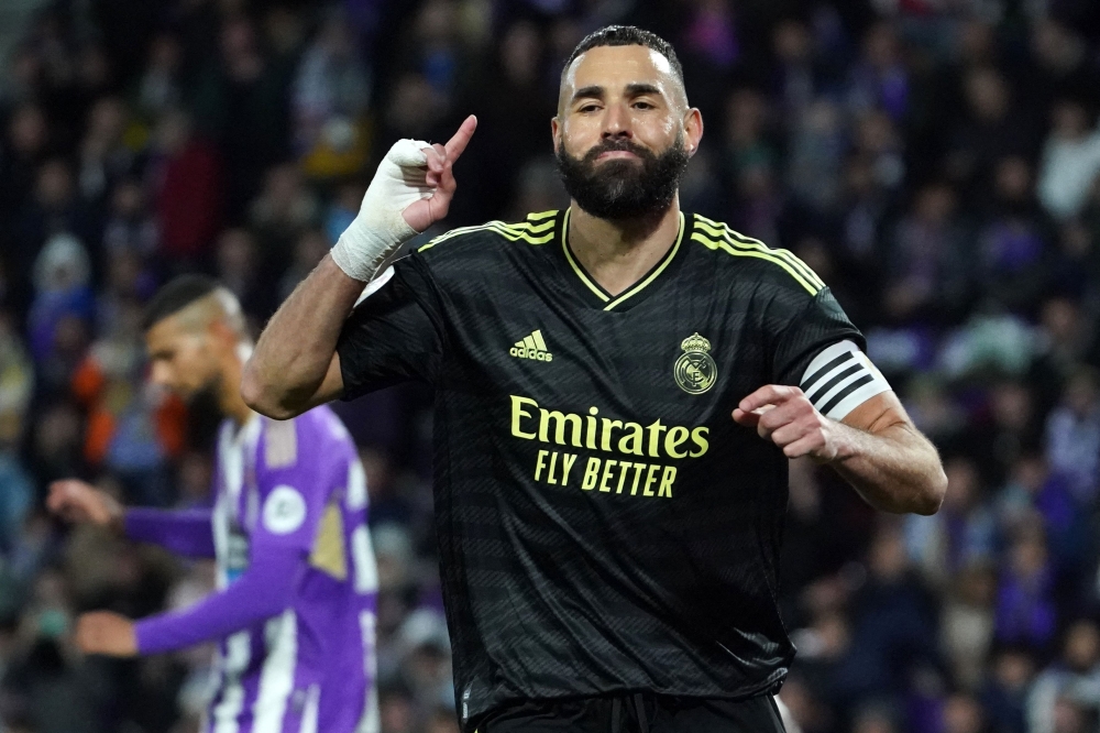  Real Madrid's French forward Karim Benzema celebrates scoring a goal from the penalty spot during the Spanish League football match between Real Valladolid FC and Real Madrid CF at the Jose Zorilla stadium in Valladolid on December 30, 2022. (Photo by CESAR MANSO / AFP)