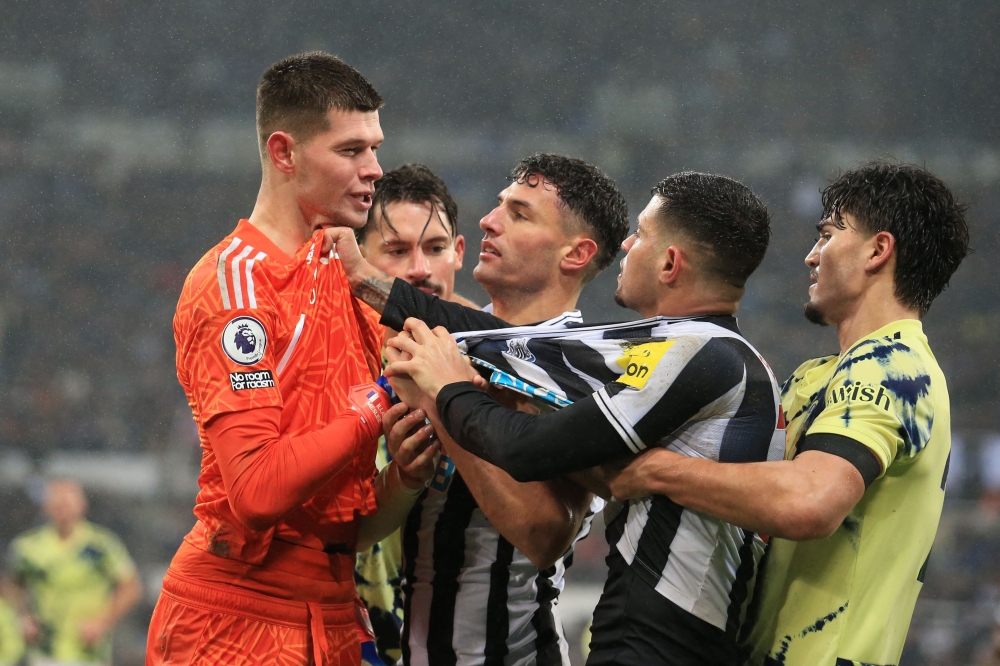 Leeds United's goalkeeper Illan Meslier (left) clashes with Newcastle United's Brazilian midfielder Bruno Guimaraes (second right) during the English Premier League match between Newcastle United and Leeds United at St James' Park in Newcastle-upon-Tyne, north east England on December 31, 2022. (Photo by Lindsey Parnaby / AFP)