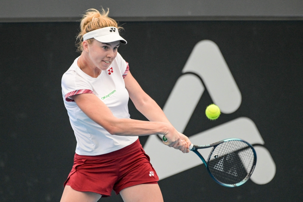 Czech qualifier Linda Noskova hits a return during her first round match against Russian tennis player Daria Kasatkina at the WTA Adelaide International tournament in Adelaide on January 2, 2023. (Photo by Brenton EDWARDS / AFP)
 