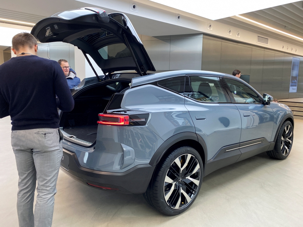 People look at a Tesla Polestar 3 electric SUV in a showroom in central Oslo, Norway, on November 18, 2022. File Photo / Reuters