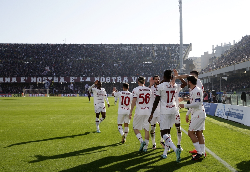  AC Milan players celebrate scoring their first goal during the Serie A match Serie A against Salernitana at the Stadio Arechi, Salerno, Italy on January 4, 2023.  REUTERS/Ciro De Luca